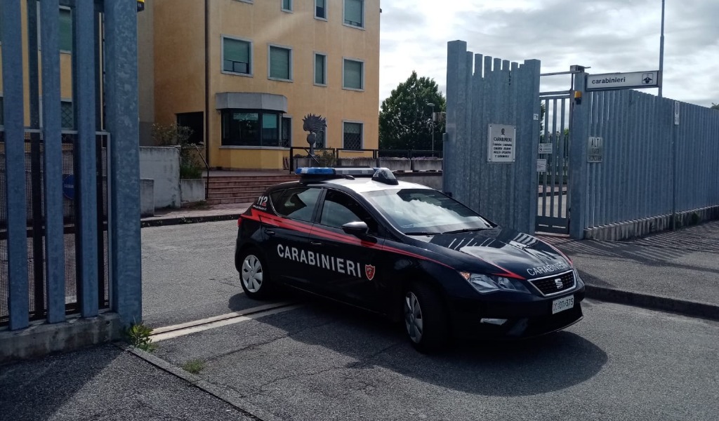 Non vuole rispettare le regole dell’hotel, la direzione chiama i Carabinieri