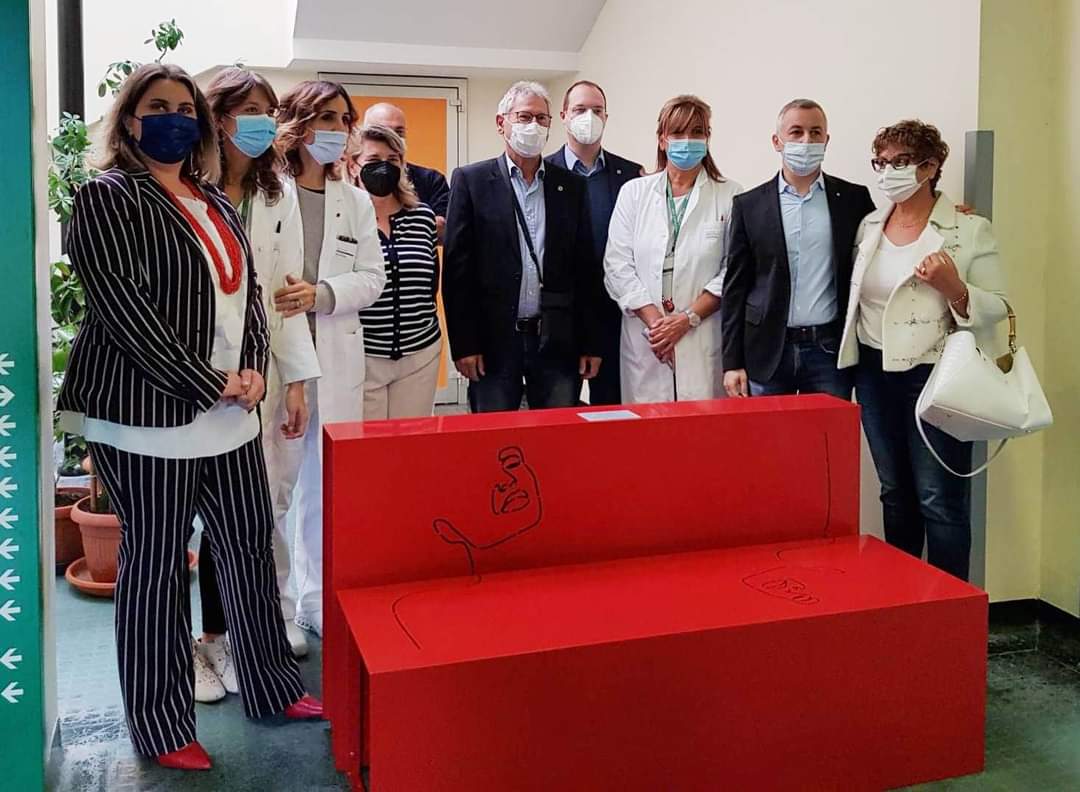 Stop alla violenza sulle donne: una panchina rossa per l’Ospedale Oglio Po