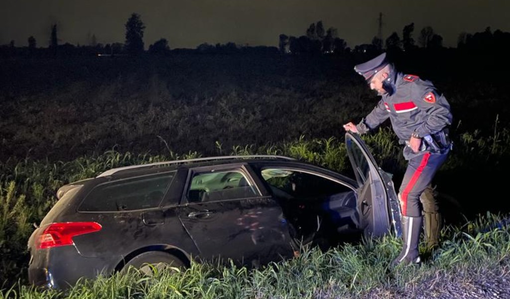Gli intimano l’Alt e lui schiaccia l’acceleratore: l’inseguimento finisce nel fossato