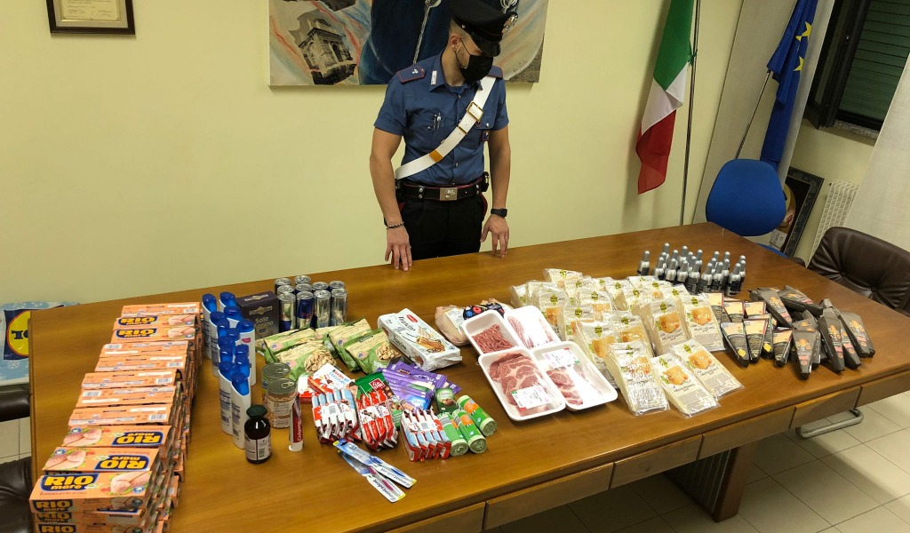 Nel bagagliaio dell’auto numerose confezioni di alimentari: coppia denunciata