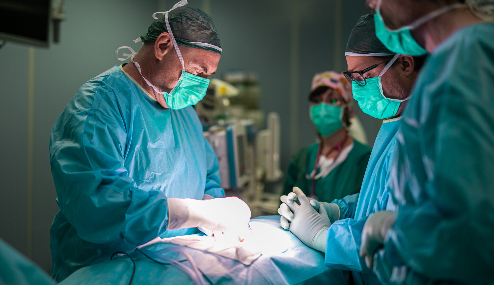 Il dottor Fioravanti e la sua equipe durante un intervento chirurgico
