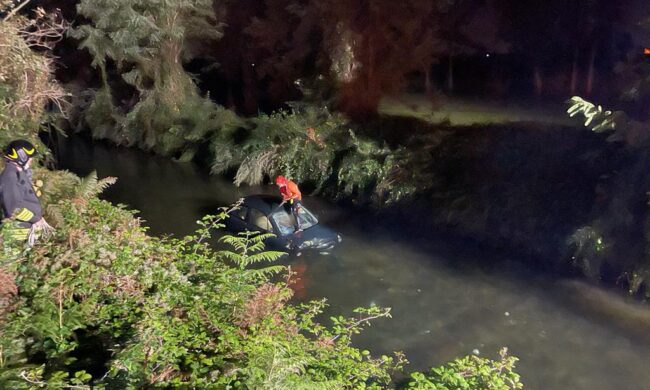 Esce di strada e finisce nella roggia piena d’acqua: paura per un 20enne