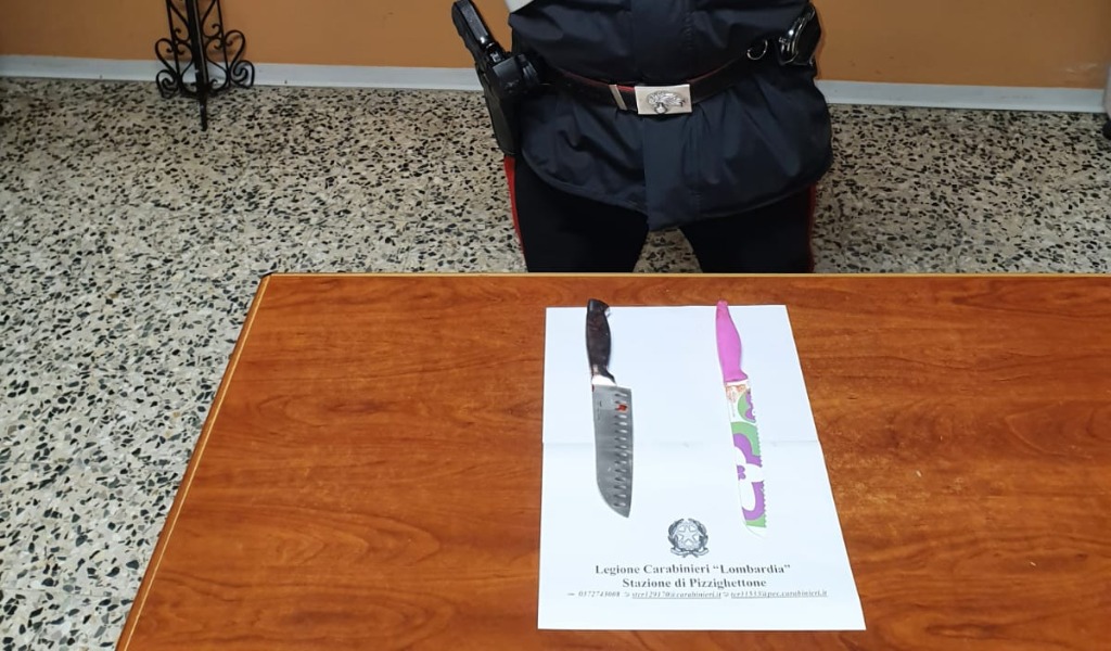 Dopo la lite con il padre prende due grossi coltelli e va da lui per “risolvere la questione”