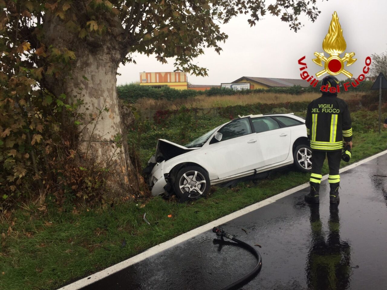 Si schianta in auto contro un albero, 65enne muore in ospedale