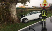 Si schianta in auto contro un albero, 65enne muore in ospedale