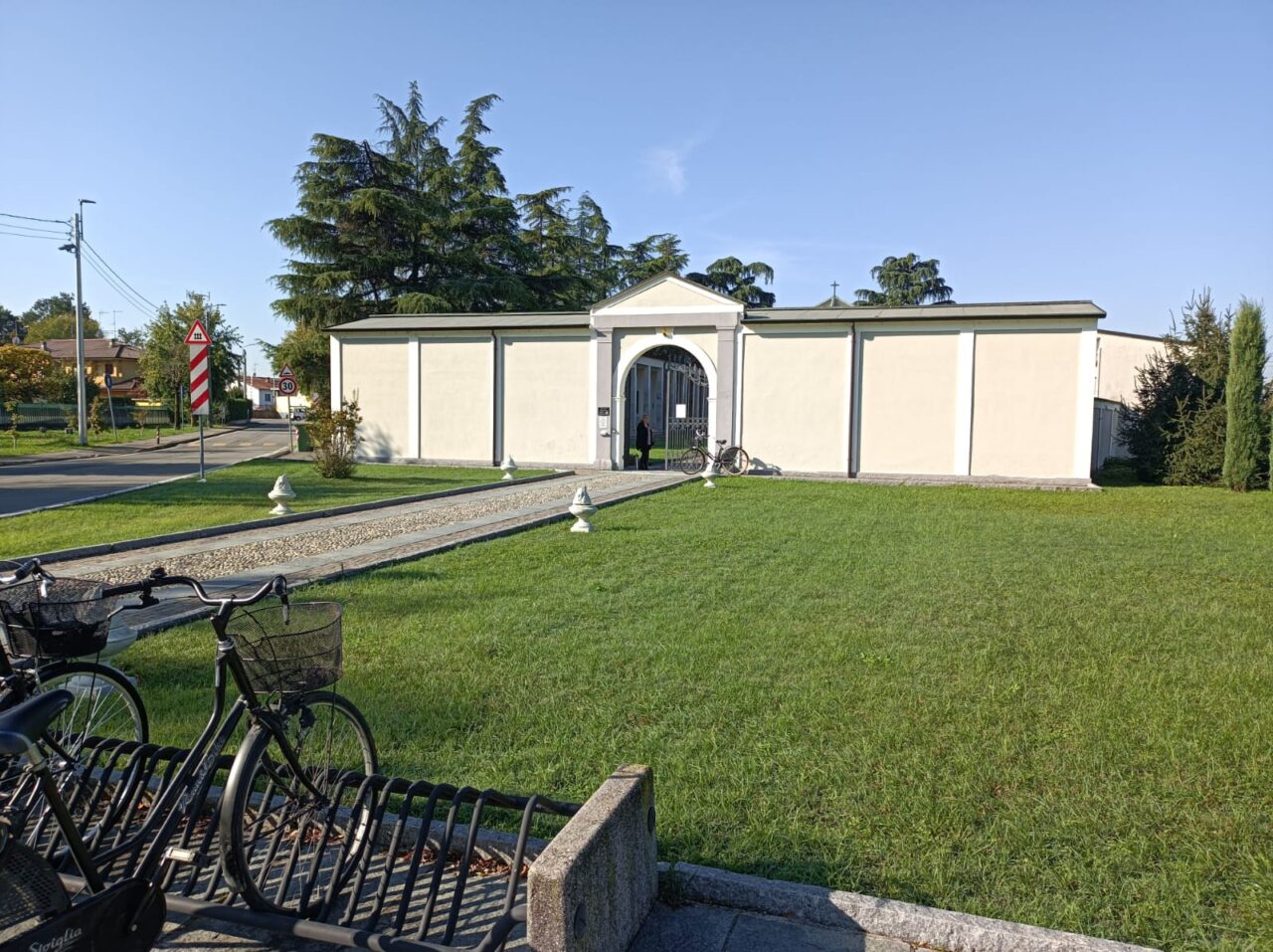 Giallo al cimitero: aprono la bara e trovano due cadaveri