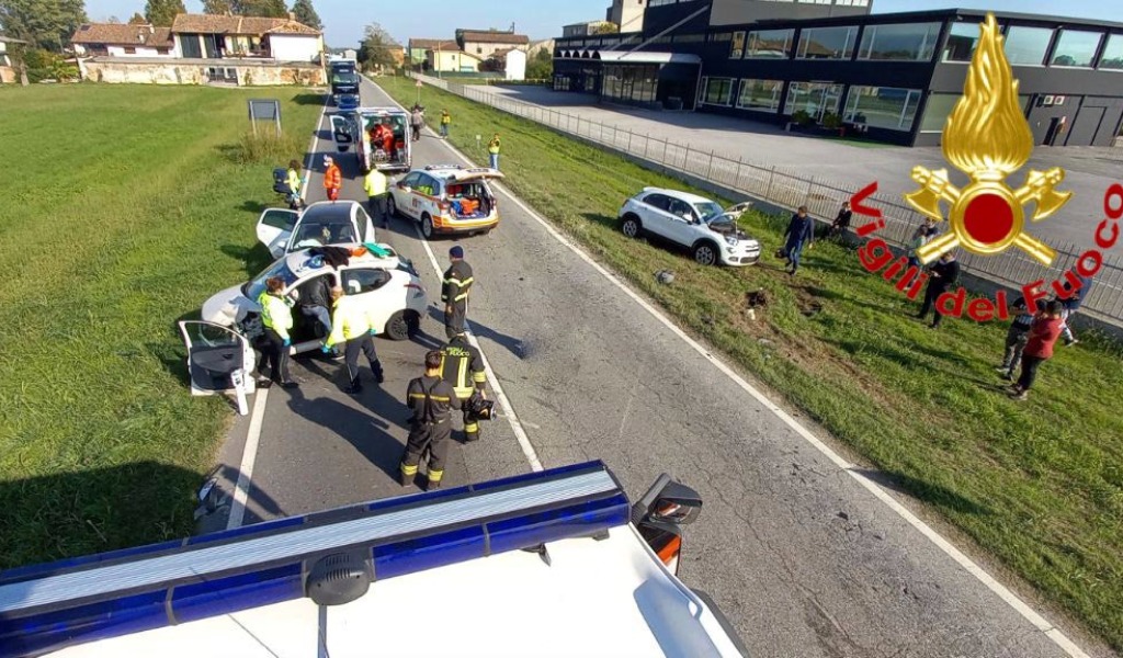 Incidente tra tre autovetture, tre persone ferite e traffico bloccato