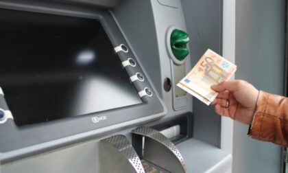 Usa un bancomat dimenticato allo sportello e preleva 2.500 euro, ma viene beccato...