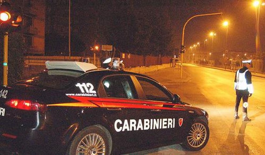 Inseguimento nella notte di un’auto rubata: uno fa perde le tracce, due presi