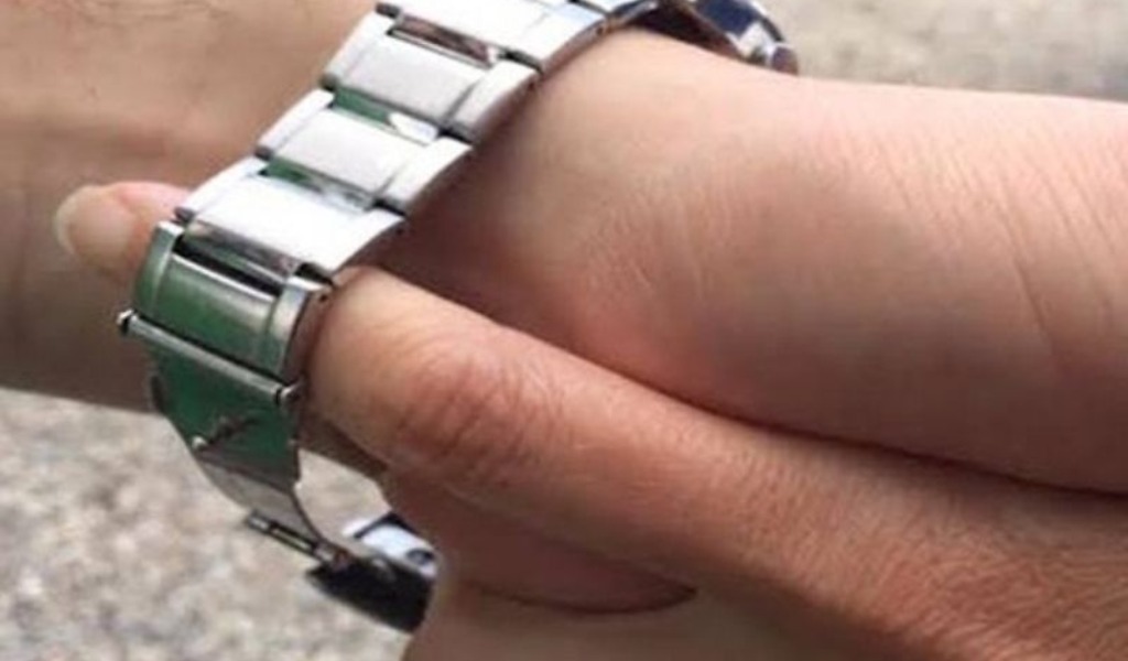 Anziana derubata del Rolex d’oro con la “tecnica dell’abbraccio”, ladra denunciata