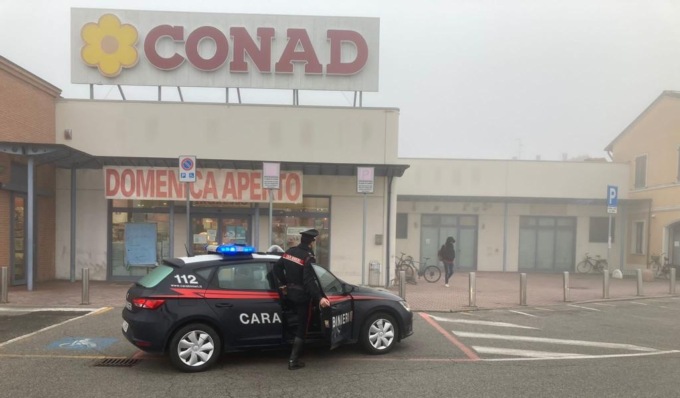 Ladri di alcolici e tonno beccati con le mani nel sacco: due denunciati