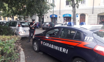 Sdraiato su un prato ai Carabinieri che gli chiedono i documenti fornisce false generalità