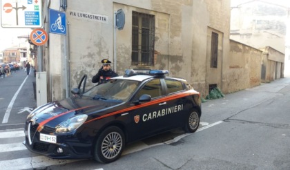 Aggrediscono un giovane e lo feriscono con un coltello, minorenne finisce in comunità