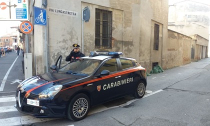 Ruba un portafoglio in chiesa poi insulta e minaccia i Carabinieri: denunciato