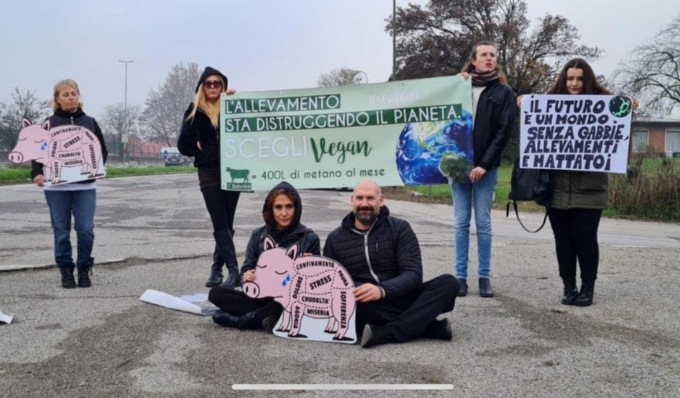 Alle Fiere Zootecniche di Cremona arriva il presidio delle “Iene Vegane”