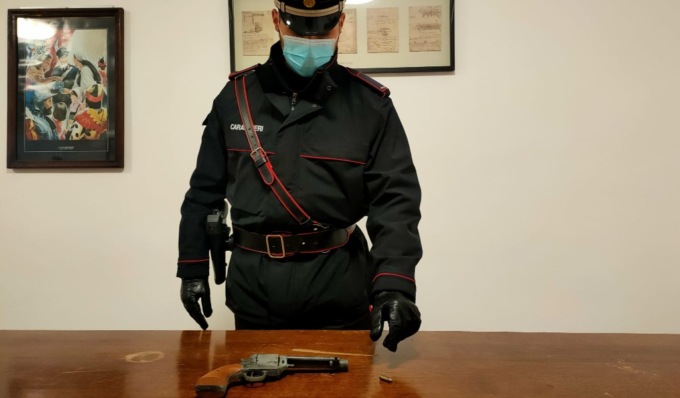 Dopo il tentativo di suicidio la madre chiama il 118 per far visitare il figlio, lui li accoglie con una pistola nella cintura