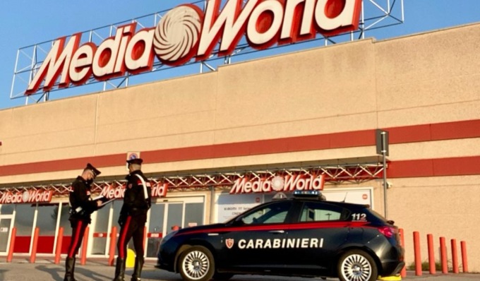 Furto al MediaWorld, staccano i dispositivi di sicurezza e fuggono con un telefono cellulare e un notebook
