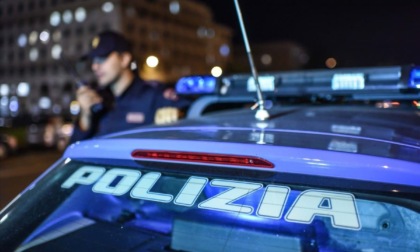 Minaccia di gettarsi nel vuoto da un ponte, ragazza salvata in extramis da due agenti