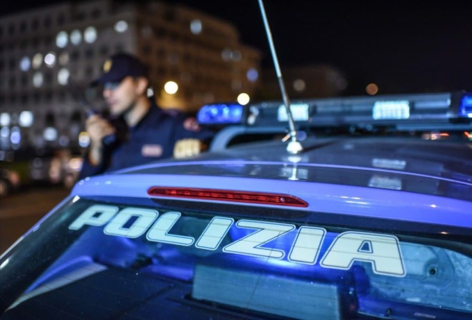 Minaccia di gettarsi nel vuoto da un ponte, ragazza salvata in extramis da due agenti