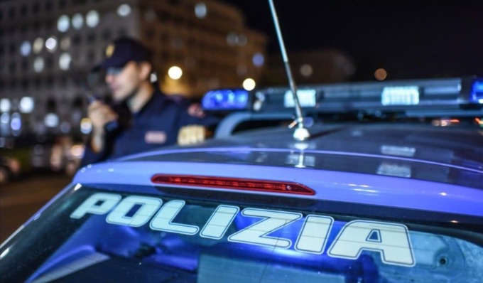 Sorpreso all’interno di un cortile privato aggredisce gli agenti, quattro finiscono in ospedale