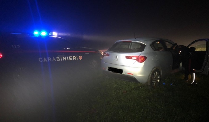 Carabinieri intercettano due auto rubate: dopo un inseguimento una viene recuperata