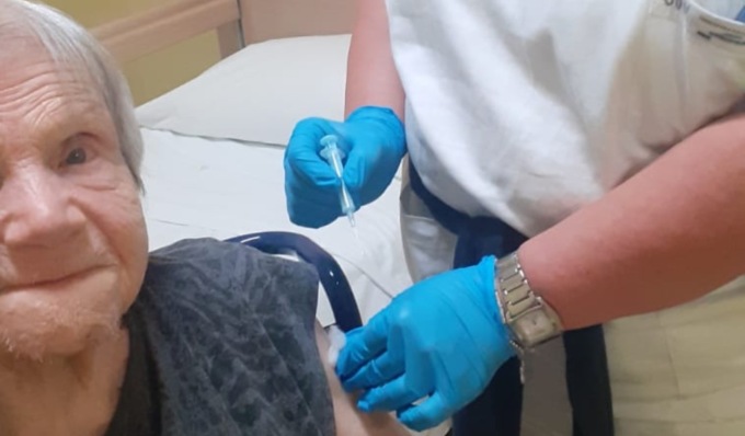 Nonna Francesca (97 anni) riceve la terza dose di vaccino anti-Covid
