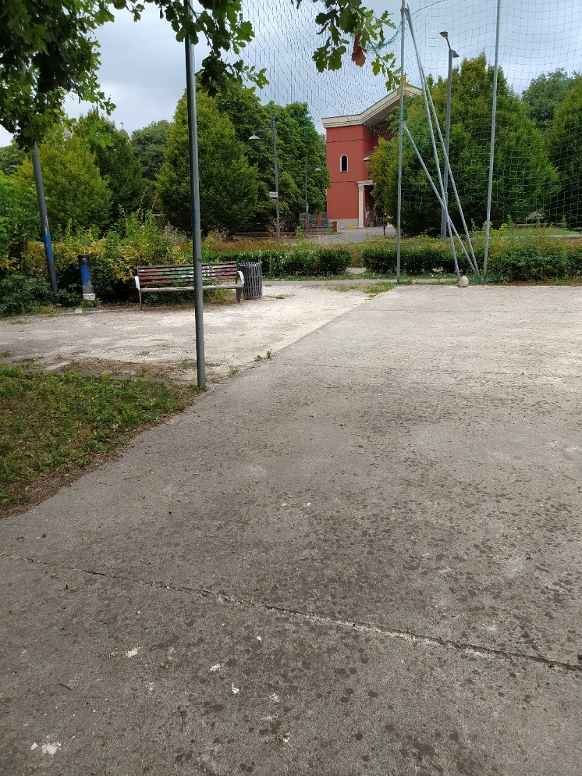 Situazione attuale del campetto di piazza Prato Verde 02