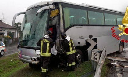 Scontro tra bus e mezzo pesante nel Lodigiano, quattro uomini feriti