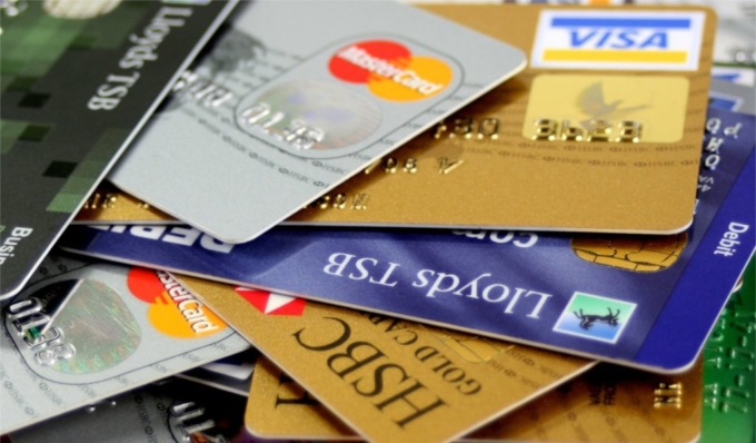 Gettano carte Bancomat in un tombino, ladre smascherate da Carabiniere fuori servizio