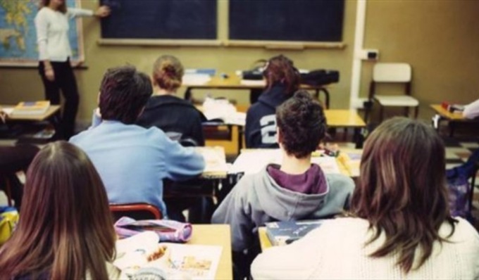 Studente 14enne sorpreso in aula con hashish e un coltello multiuso