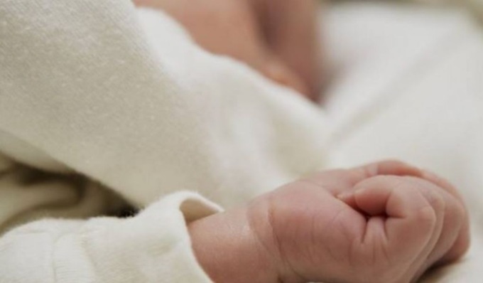 Bimbo ha fretta di nascere, mamma partorisce in auto: “Urgente riaprire il punto nascita dell’Oglio Po”