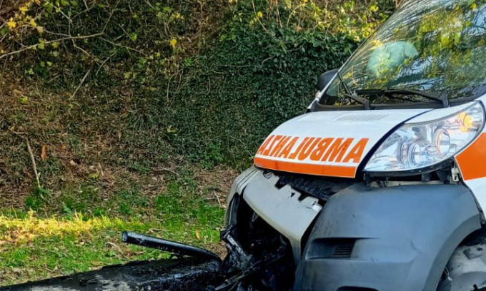 Ambulanza fuori strada dopo lo scontro con un furgone: tre feriti