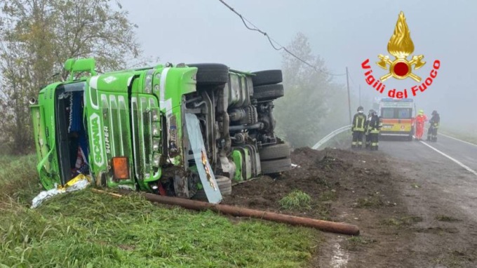 Si ribalta autobotte che trasporta soda caustica, soccorsi a Soncino