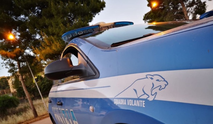 Nel baule dell’auto numerosi profumi di marca, ma sono dei “tarocchi”: denunciato