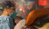 Paziente (musicista) suona "Jingle Bells" durante l'asportazione di un tumore al cervello