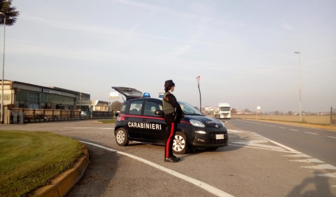 Acquista una patente su internet e poi si mette alla guida: denunciato