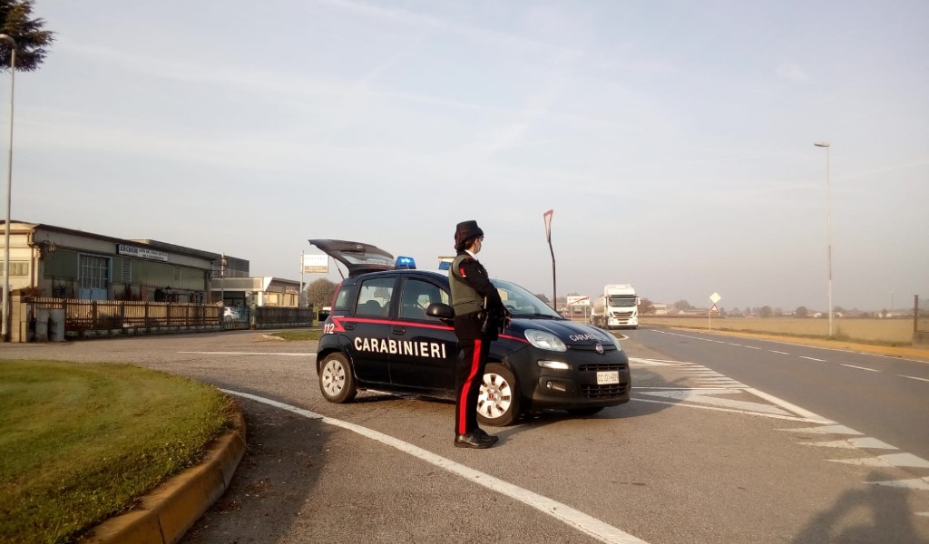 Nasconde una pistola scacciacani nel bagagliaio dell'auto: 28enne