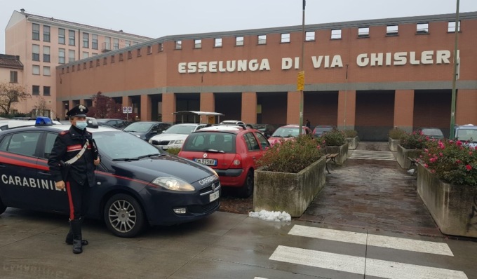 Cambia le etichette ai prodotti per pagarli meno: scoperto e denunciato