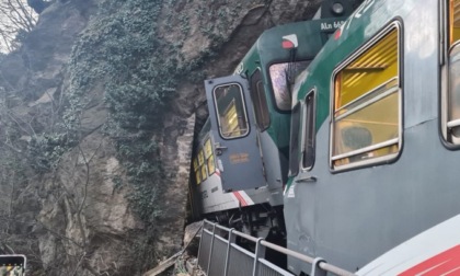 Cade un masso e fa deragliare un vagone del treno, dodici persone tratte in salvo