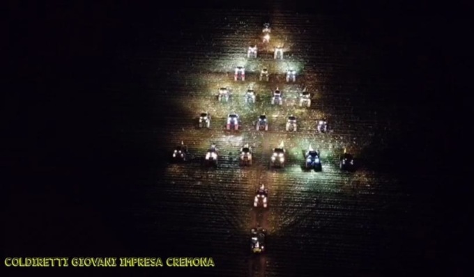 Un albero di Natale realizzato con i trattori per gli auguri di Coldiretti Giovani Impresa Cremona