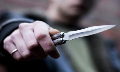 Gira per strada con un coltello di 18 centimetri: denunciato 18enne