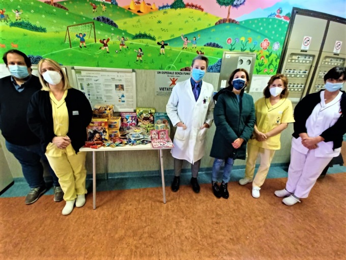 Album, figurine e gadget in dono ai bimbi dell’ospedale di Cremona e dell’Oglio Po