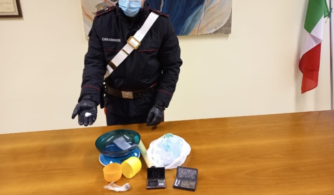 Trovato con marijuana e cocaina, denunciato 53enne per spaccio