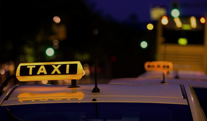 Cade da un taxi in corsa e batte la testa sull’asfalto, giovane in coma