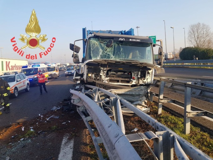 Tragico schianto in A21 tra tre mezzi, muore un uomo