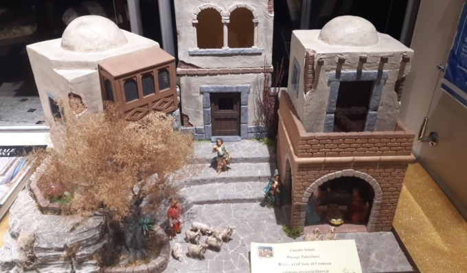 Cremona: mostra di presepi artigianali nei negozi del centro storico