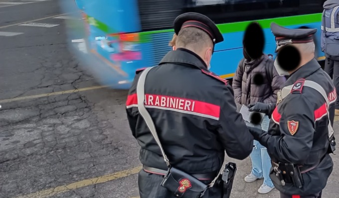 Studentessa universitaria accerchiata da un gruppo di ragazze e derubata del cellulare: 4 sono minorenni