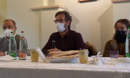 Carlo Cracco sale in cattedra (e assaggia la radice amara): studenti entusiasti a Soncino