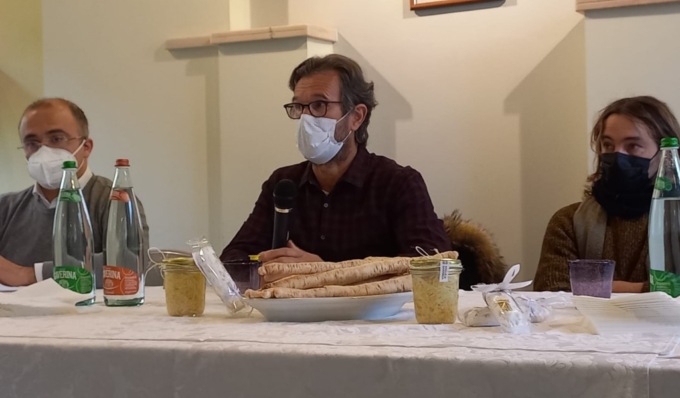 Carlo Cracco sale in cattedra (e assaggia la radice amara): studenti entusiasti a Soncino