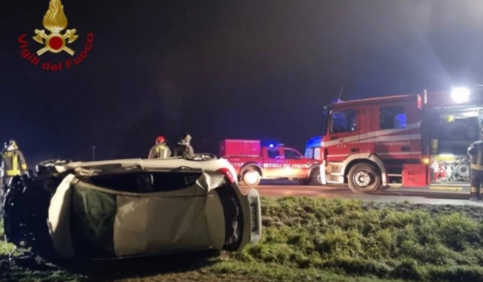 Auto ribaltata a Rivolta d’Adda, paura per un 25enne